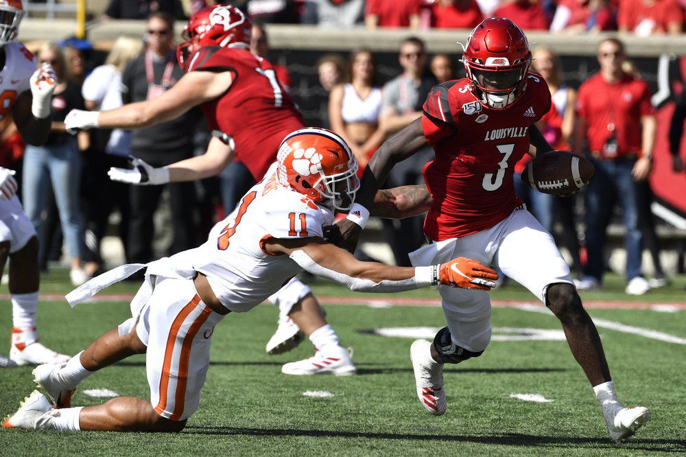 Clemson linebacker Isaiah Simmons (11) attempts to bring down Louisville quarterback Micale Cunningham